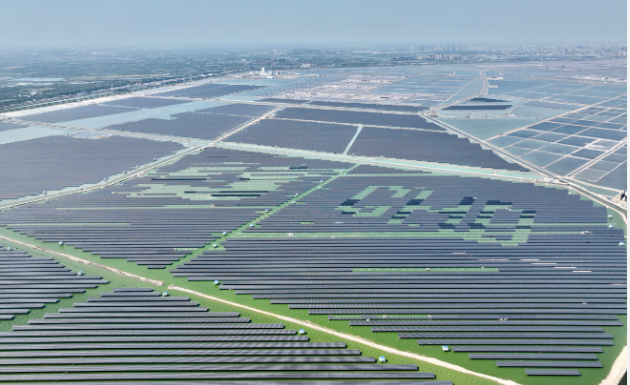 世界单体容量最大盐光互补光伏项目并网发电