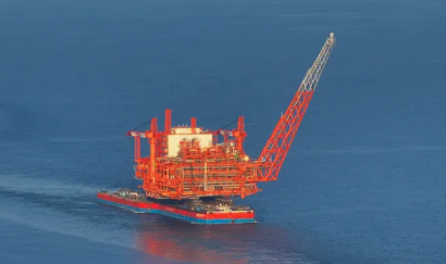 渤海首个千亿方大气田万吨油气平台完成海上安装