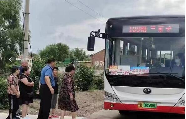 黑龙江省富裕县：公路修到家门口 广大村民乐悠悠