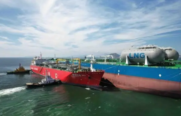 我国完成首次超大型油轮锚地液化天然气加注