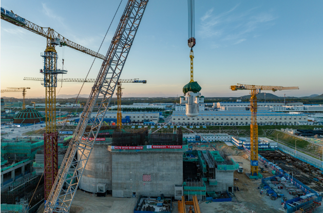 全球首个！“玲龙之心”吊装就位