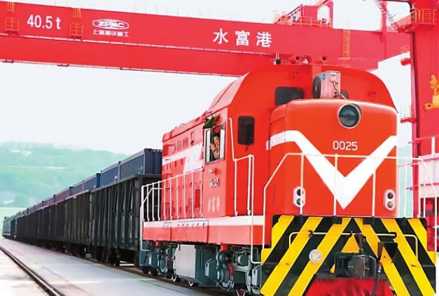 云南省首个“公铁水”多式联运内陆港铁路线开通