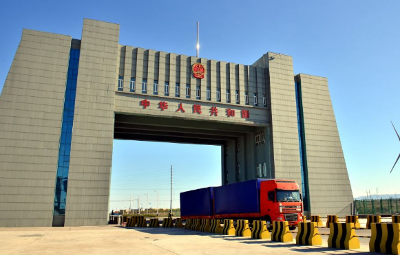 今年经阿拉山口公路口岸进出口货运量突破40万吨 超过去年全年货运量