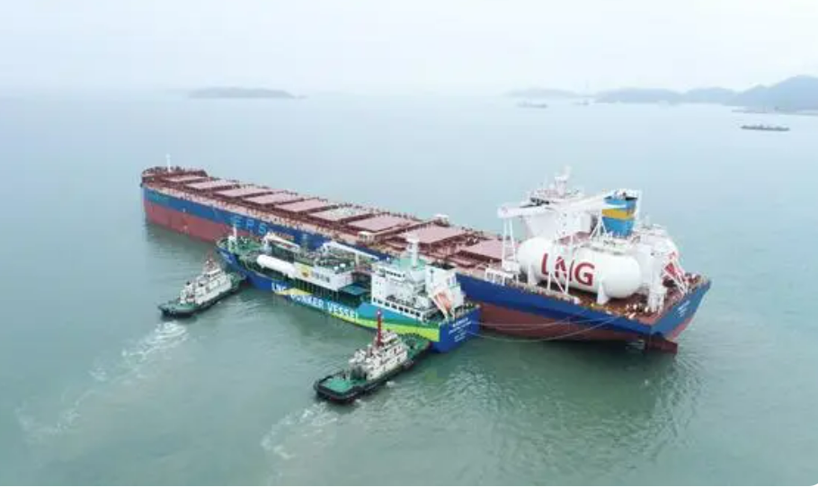我国完成首单散货船海上液化天然气加注 实现“双突破”