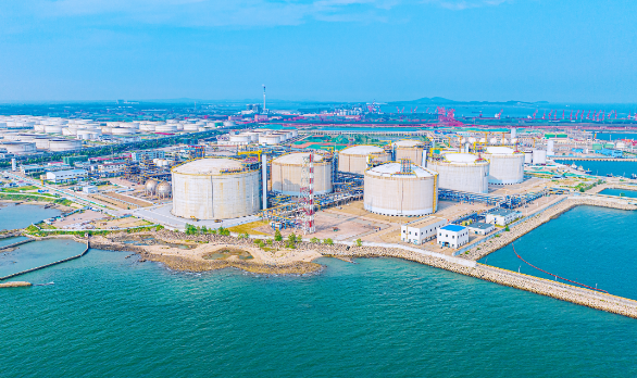 国内首座27万立方米液化天然气储罐在青岛建成完工