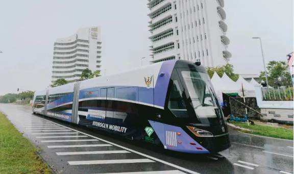 中国中车自主研制的全球首列氢能源智轨电车在马来西亚开启试跑