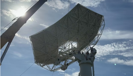 全球最大射电天文望远镜阵列首台中频天线正式吊装