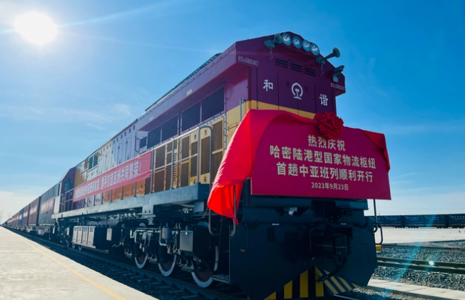 哈密陆港中心开通运营 首趟哈密中欧班列驶出
