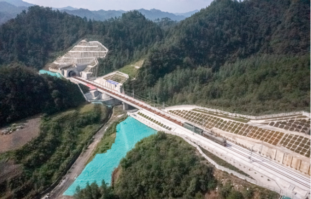 池黄高铁全线铺轨完成