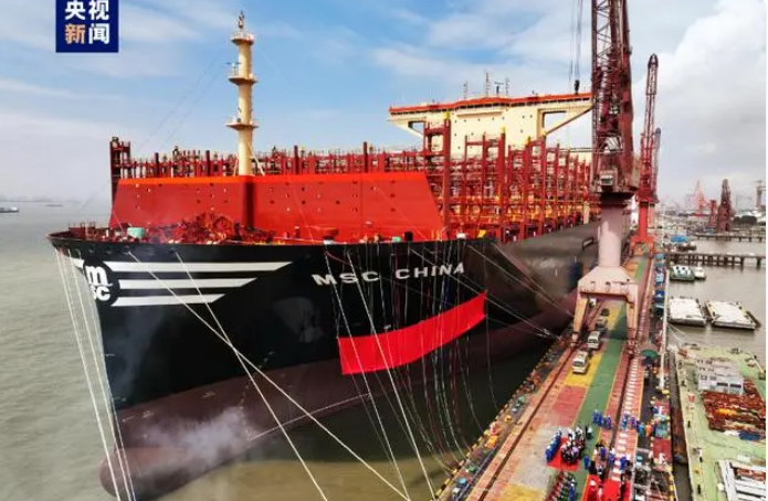 全球最大级别集装箱船在沪交付