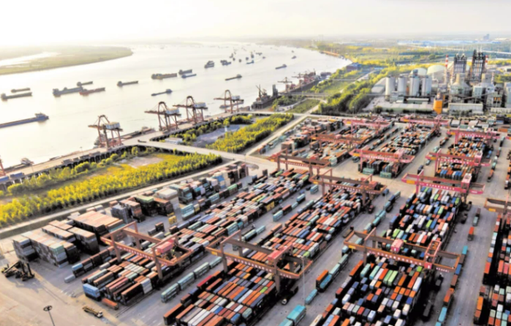 今年前三季度长江干线港口货物吞吐量达28.2亿吨