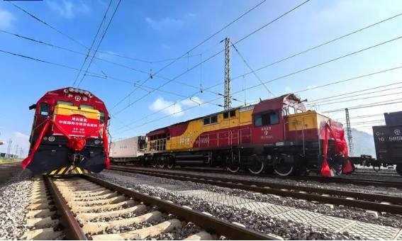 中老、中越铁路国际冷链货运班列双向首发