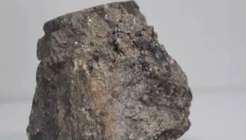 我国科学家发现战略性关键金属新矿物——铌包头矿