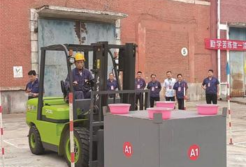 中国一拖举行叉车工技术比武