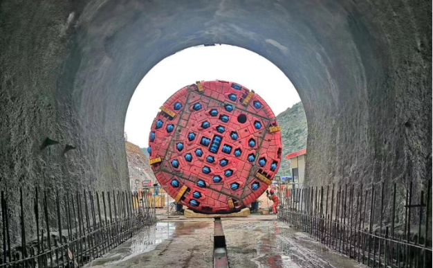 国内首座高速公路TBM施工平导洞全线贯通