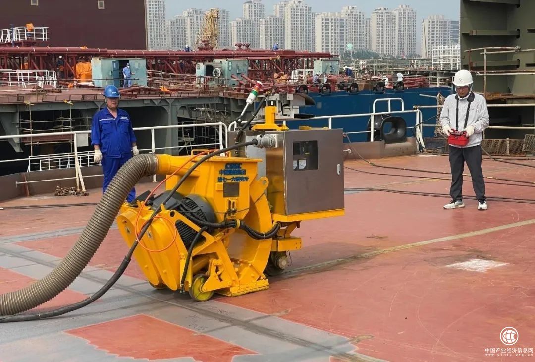 国内首台套“甲板抛丸机器人”通过实船分段试验