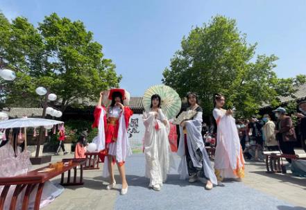 游客穿汉服打卡 已成古村的日常