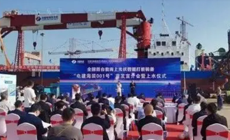 中国电建首台海上光伏智能打桩装备运行