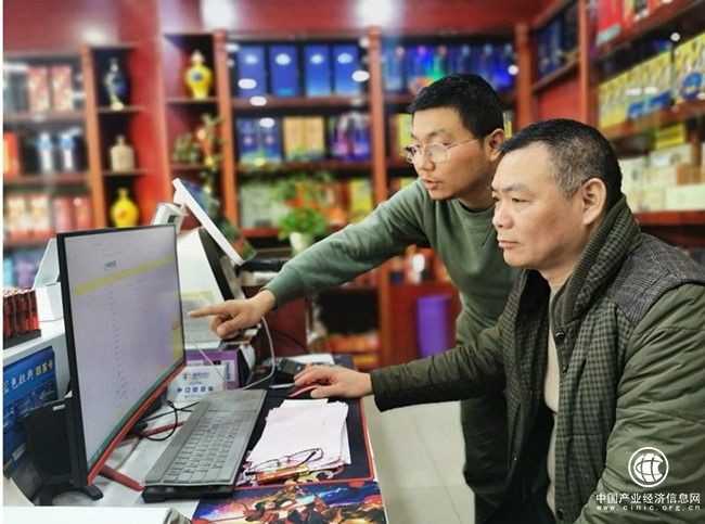 武汉东西湖烟草：党旗飘扬风帆劲 立足岗位践初心