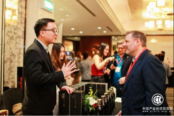 新加坡商业与慈善论坛嘉宾点赞听花酒：“想不到白酒可以这么好喝！”