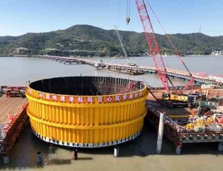 国内最大跨度跨海桥进入海上主塔施工阶段