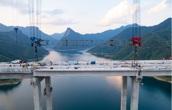 天峨龙滩特大桥主桥全幅贯通