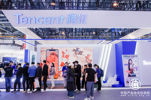 大模型、数智人、AI吟诗作画、AI作曲、微信刷掌……数贸会腾讯展区科技感爆棚