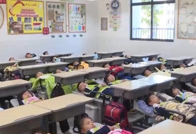 因地制宜创造学生午休条件 各地积极探索校园“舒心躺睡”