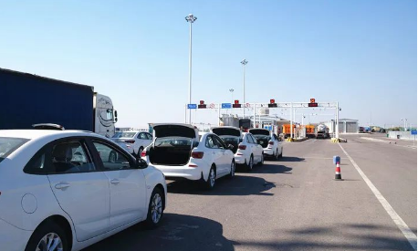 今年以来新疆霍尔果斯公路口岸通关车辆已超20万辆