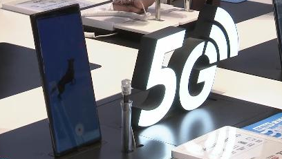 智能手机密集“上新”重塑市场格局