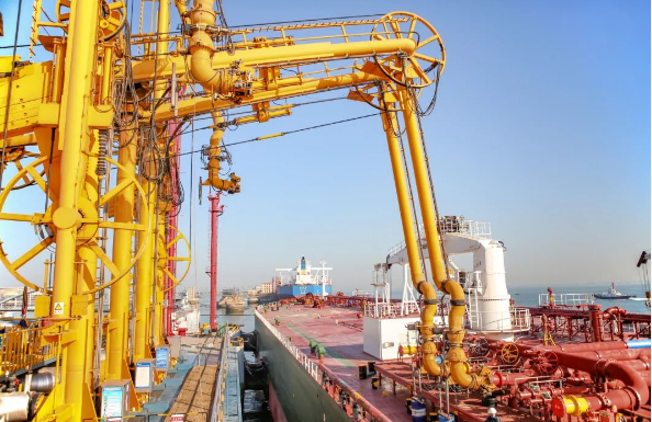 国内首台！山东港口青岛港实现进口输油臂智能对接