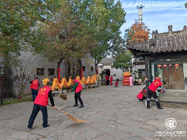  绿水青山“一抹红” 文明旅游树新风 