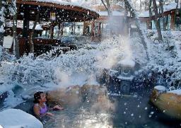 假期临近旅游市场持续升温 “滑雪+温泉”点燃消费热情