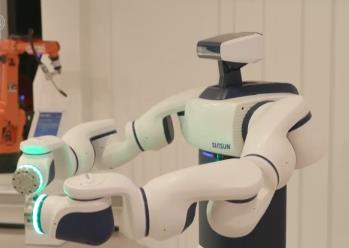 我国在人工智能“主赛道”上“加速跑” 语言大模型市场增长率将达110%