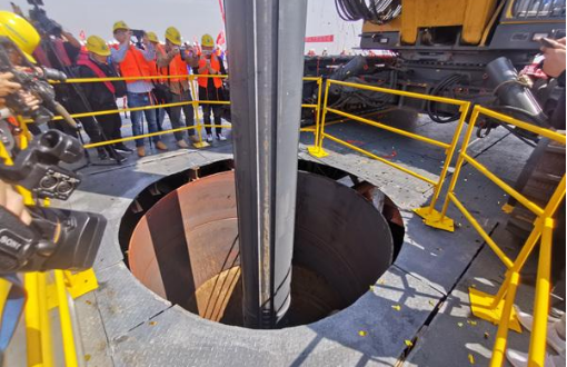 突破性进展！杭州湾跨海铁路桥中航道桥首桩开钻