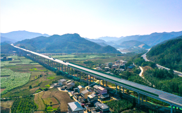 广西桂林至柳州高速公路改扩建项目建成通车