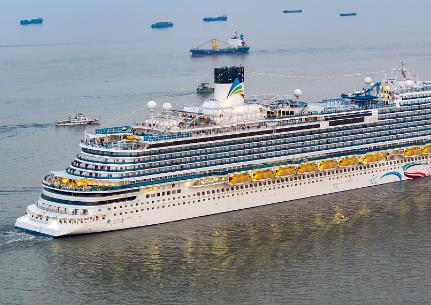 国产首艘大型邮轮“爱达·魔都号”开启商业首航