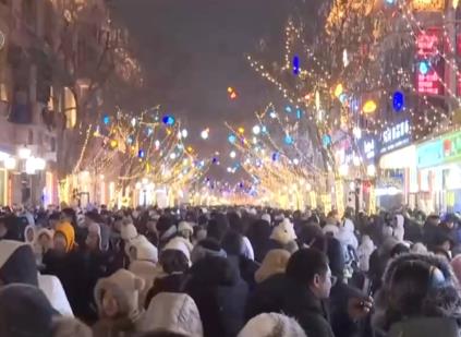 假期消费“新新”向荣 活力满满、热气腾腾的中国升腾着温暖“烟火气”