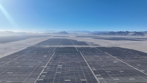 青藏高原“追光”！青海海西基地100万千瓦光伏项目并网