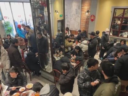 “舌尖上的消费”持续火热 传统技艺和老字号小吃受热捧