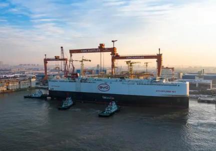 中国首艘国产汽车出口运输船交付离港