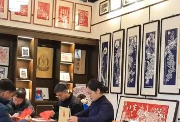 中国结、龙年贺岁等商品销售火爆 消费市场喜庆气氛浓厚