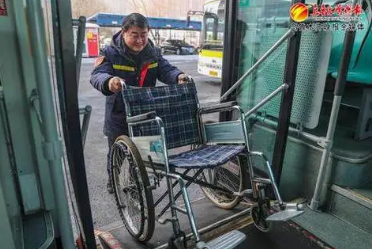 六部门：加强适老化出行服务 优先给老人安排下铺