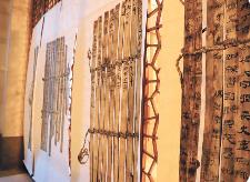 尺寸藏万象 抚简阅千年