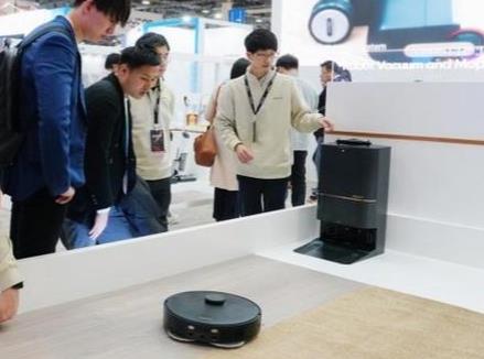 屏幕“卷”出新高度、清洁家电出海