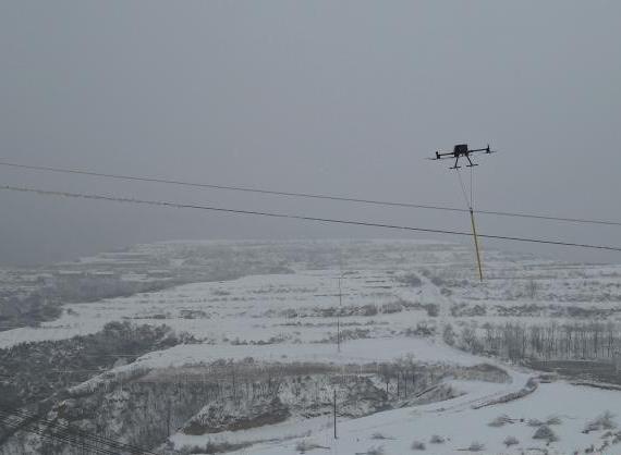 山西超特高压线路首次使用无人机带电除冰