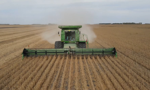 黑龙江：大农机“上阵”为大豆高产“助阵”