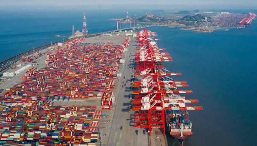 拓展港口新能源应用 上港集团打造绿色低碳智慧港口