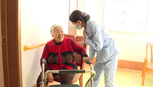 我国将建立养老护理员“八级工”序列