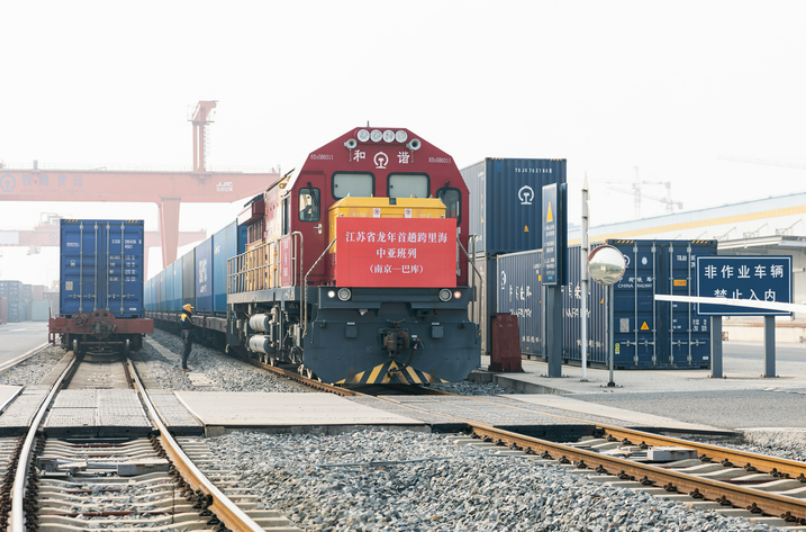 江苏龙年首趟跨里海中亚班列鸣笛启程